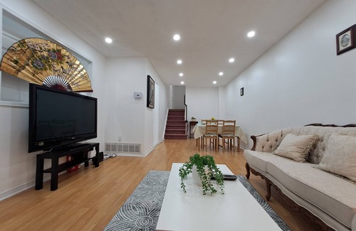 Malton House | Lala-air (5km to Pearson airport. 250m to Westwood mall. 2.5km to GO station)