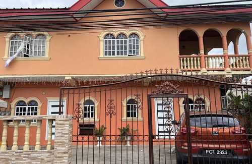San Juan House | Lallo’s cozy little home …grocery one min away 15 mins from Port of Spain