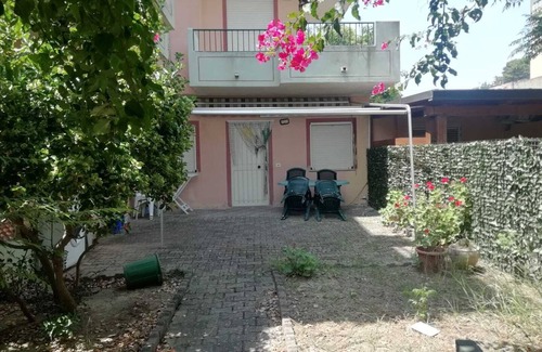 Crucoli House | lamanna house pink building