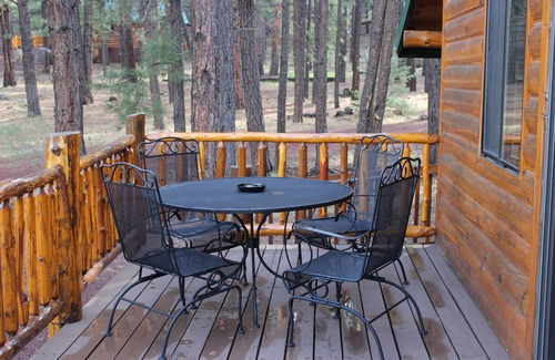 Greer Cabin | Lamar Cabin. Family & Pet Friendly! A short walk to the fabulous Greer Lakes!