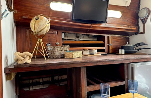 Stanton on the Wolds Boat Rental | Land Ahoy! A historic boat, anchored in acres of greenery. 1 of a kind adventure