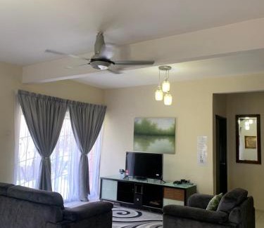 Kajang House | Landed 3BR near Bangi Wonderland - Wi-Fi, Netflix