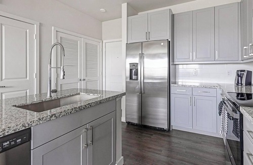 Spring Branch East Apartment | Landing | Amazing 2BD, Gym, Courtyard