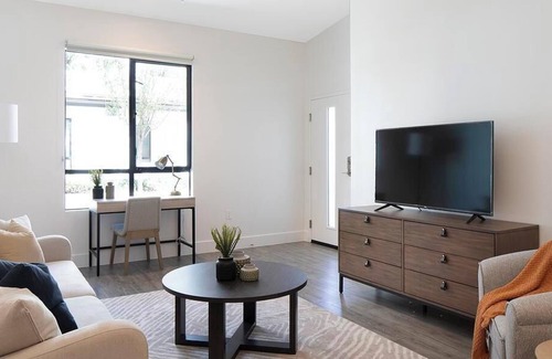 Lincoln Acres Apartment | Landing at Del Oro on Broadway - 1 Bedroom in Downtown Chula Vista