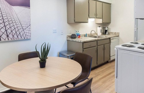 South Tulsa Apartment | Landing at Echo Trail Apartments - 1 Bedroom in.
