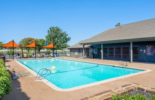 South Tulsa Apartment | Landing at Echo Trail Apartments - 2 Bedrooms i.