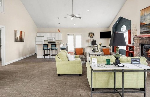 Fort Wayne Apartment | Landing at Island Club - 2 Bedrooms in Downtown Fort Wayne