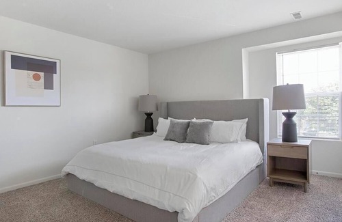 Fort Wayne Apartment | Landing at Island Club - 2 Bedrooms in Downtown Fort Wayne