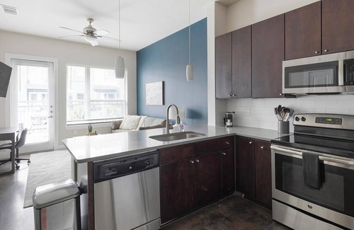 Old East Dallas Apartment | Landing at Macallan on Ross - 1 Bedroom in Old .