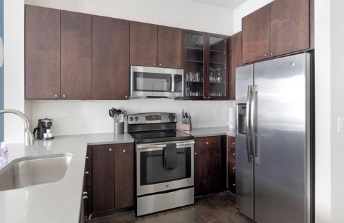 Old East Dallas Apartment | Landing at Macallan on Ross - 1 Bedroom in Old .