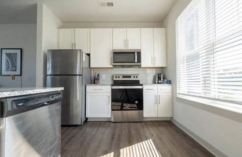 Charlotte Apartment | Landing at Pine 25 North End - 1 Bedroom in Try.