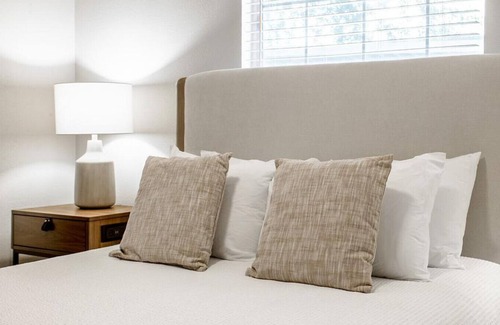 Sweetbriar Apartment | Landing at SOCO Apartments - 2 Bedrooms in South Austin