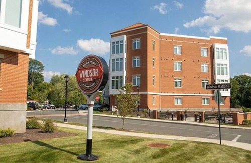 Windsor Apartment | Landing at Windsor Station - 1 Bedroom in Downtown Windsor