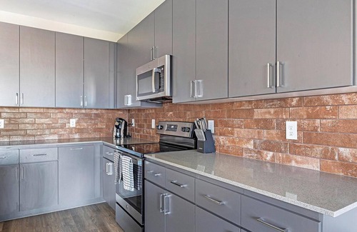 Warehouse District Apartment | Landing | Beautiful 1BD, Yoga Studio, Game Room
