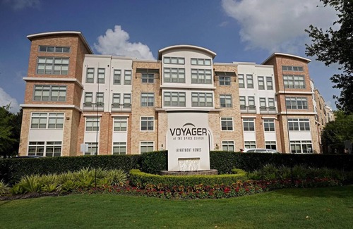 Nassau Bay Apartment | Landing | Beautiful 2BD, Gym, Pool