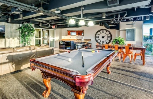Downtown Indianapolis Apartment | Landing | Beautiful 1BD, Rooftop Lounge, Gym