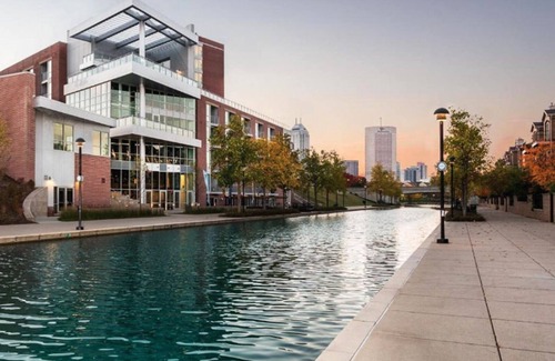 Downtown Indianapolis Apartment | Landing | Beautiful 1BD, Rooftop Lounge, Gym