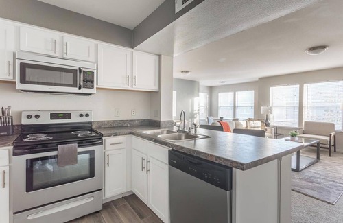 Broken Arrow Apartment | Landing | Chic 1BD, Courtyard, Gym