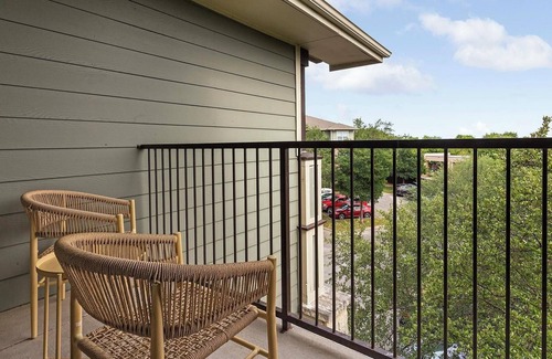 Sweetbriar Apartment | Landing | Chic 1BD, Courtyard, Pool