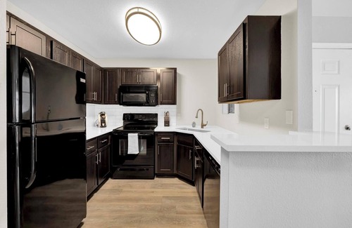 Greenbell Apartment | Landing | Chic 1BD, Gym, Pool