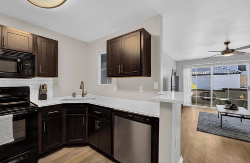 Greenbell Apartment | Landing | Chic 1BD, Gym, Pool