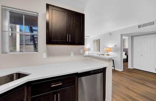Greenbell Apartment | Landing | Chic 1BD, Gym, Pool