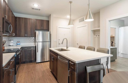 Seguin Apartment | Landing | Chic 1BD, Pool, Gym