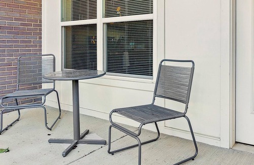Cartersburg Apartment | Landing | Chic 2BD, Gym, Courtyard