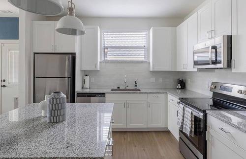 Tarrant County Apartment | Landing | Chic 2BD, Pool, Gym