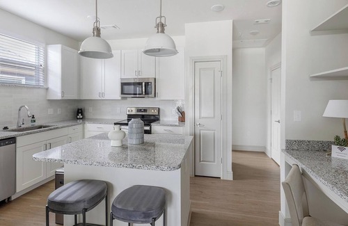 Tarrant County Apartment | Landing | Chic 2BD, Pool, Gym