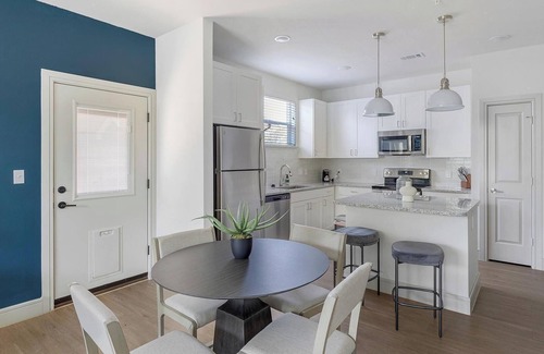Tarrant County Apartment | Landing | Chic 2BD, Pool, Gym