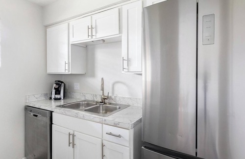 Denton Apartment | Landing | Incredible 2BD, Pool, Gym