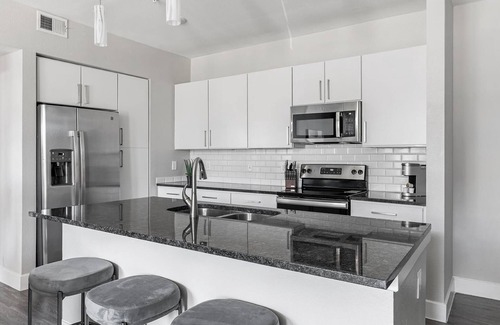 Allen Apartment | Landing | Modern 1BD, Game Room, Gym