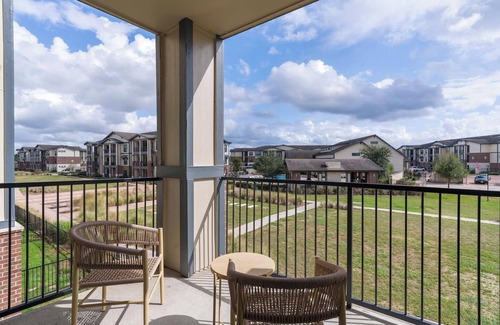 Katy Apartment | Landing | Modern 1BD, Pool, Courtyard