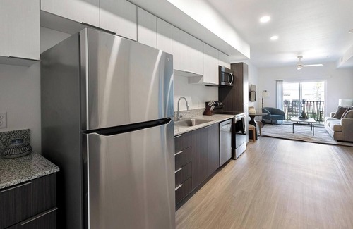 North Mountain Apartment | Landing | Modern 1BD, Pool, Gym
