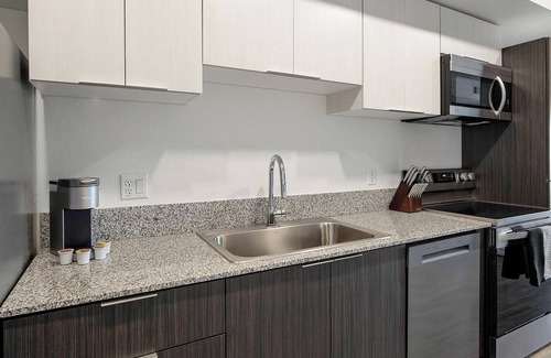 North Mountain Apartment | Landing | Modern 1BD, Pool, Gym