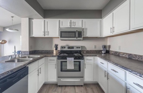 Broken Arrow Apartment | Landing | Modern 1BD, Courtyard, Gym