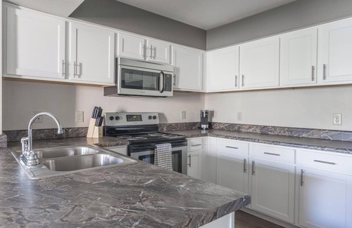Broken Arrow Apartment | Landing | Modern 1BD, Courtyard, Gym