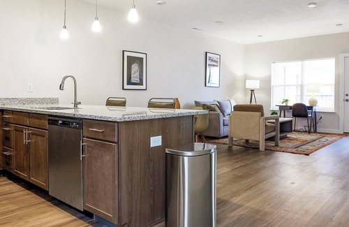 Cartersburg Apartment | Landing | Modern 1BD, Courtyard, Gym