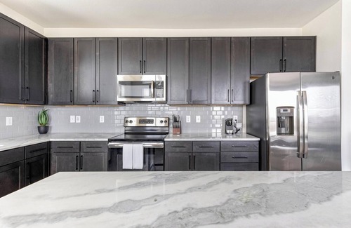 Denton Apartment | Landing | Modern 2BD, Gym, Courtyard