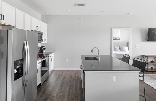 Madison Apartment | Landing | Modern 2BD, Pool, Gym