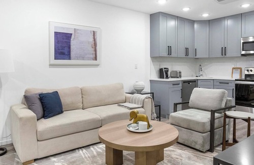 Spruce Hill Apartment | Landing | Modern 2BD, Gym