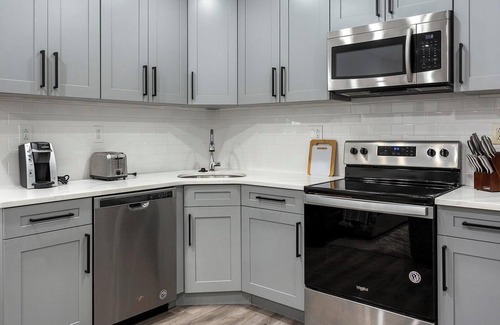 Spruce Hill Apartment | Landing | Modern 2BD, Gym