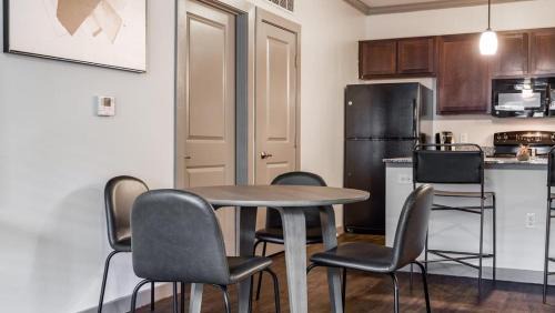 Georgetown Apartment | Landing Modern Apartment with Amazing Amenities (ID8187X12)