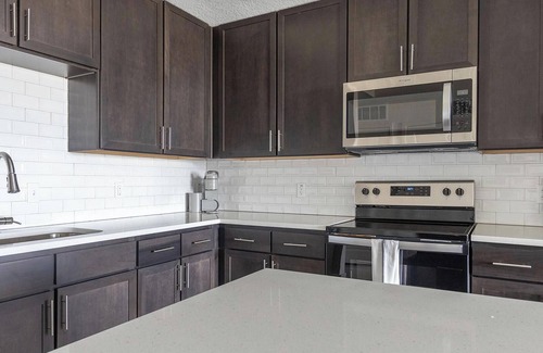 Palmetto Apartment | Landing | Spectacular 2BD, Yoga Studio, Gym