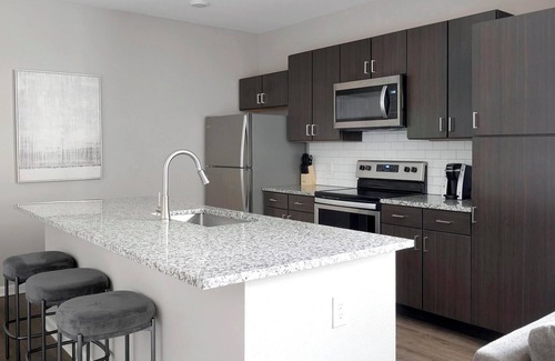 Chesterfield Apartment | Landing | Stunning 1BD, Pool, Gym