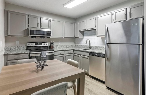 Huntsville Apartment | Landing | Stunning 1BD, Pool, Gym