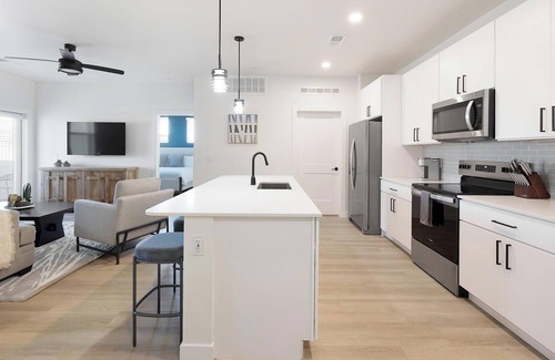 Casa Grande Apartment | Landing | Stunning 2BD, Pool, Gym