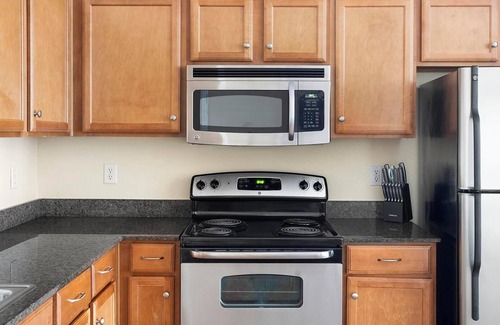 Sweetbriar Apartment | Landing | Stunning 2BD, Clubhouse, Courtyard