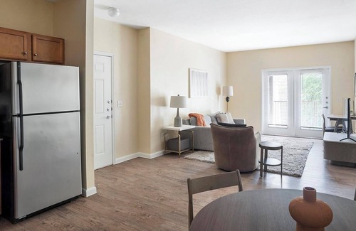 Sweetbriar Apartment | Landing | Stunning 2BD, Clubhouse, Courtyard